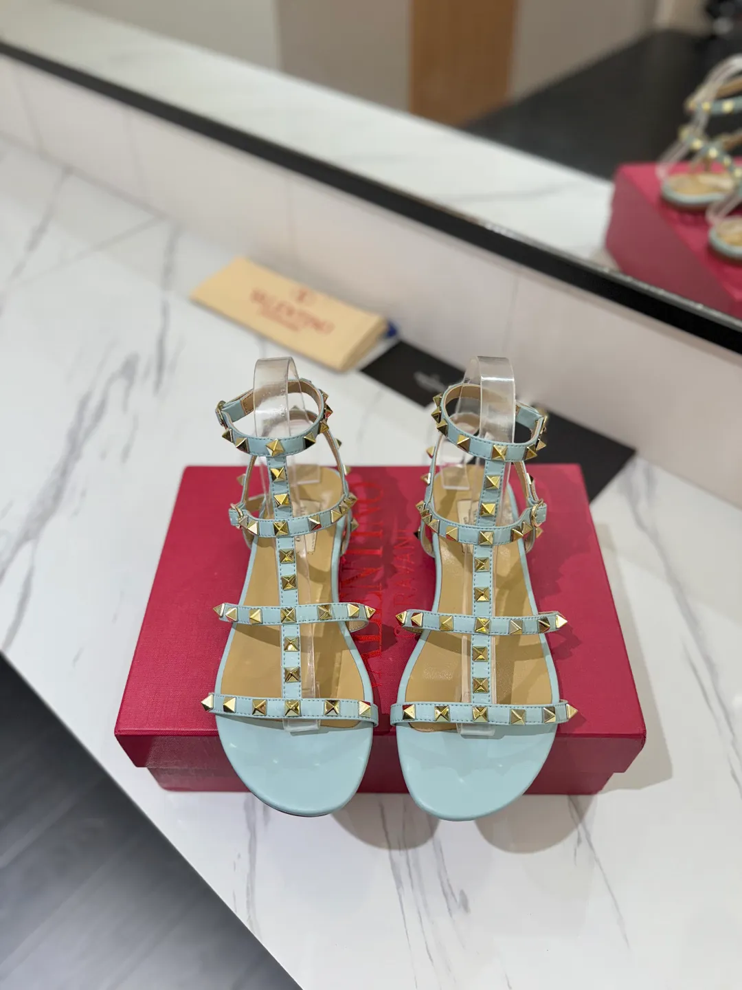 👟👟Ex-factory price 520👟👟 Valentino/Valentino rivet VT classic ankle-wrap rivet sandals, timeless 🆕 deeply rooted in people's hearts❤️A must-have item that never goes out of style🫰top replica! The side curves are perfect, the original molded custom-made rust-free rivets, and the textured hardware bring out a full sense of high-end, giving you a genuine foot feel! The first choice for high-end customers❤️ [Material] Upper: Original imported customized cowhide Inner lining: Original imported goatskin Outsole: Imported pearlescent leather outsole Code number: 35-39 [34, 40, 41, 42 are custom-made and cannot be returned or exchanged]